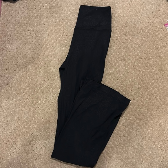 Lululemon Groove Flare Pant Ripple Emboss Black size 6 style lw5ezbs - Picture 3 of 7